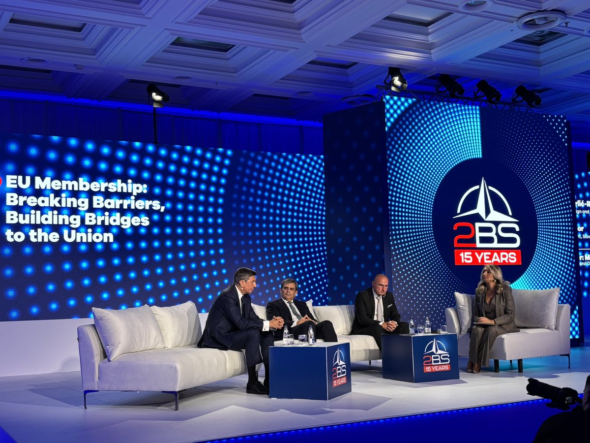 BorutPahor's tweet photo. BP Pahor na #2BSForum: “Sedanji proces širitve EU na Zahodni Balkan je glede na sedanjo geopolitiko napačen. Bolje bi bilo, če bi EU vsem šestim državam v regiji ponudila referendum o pristopu v EU in tiste, ki bi bile za, sprejela v paketu čim prej. 1/2 https://t.co/24VhKKanlL