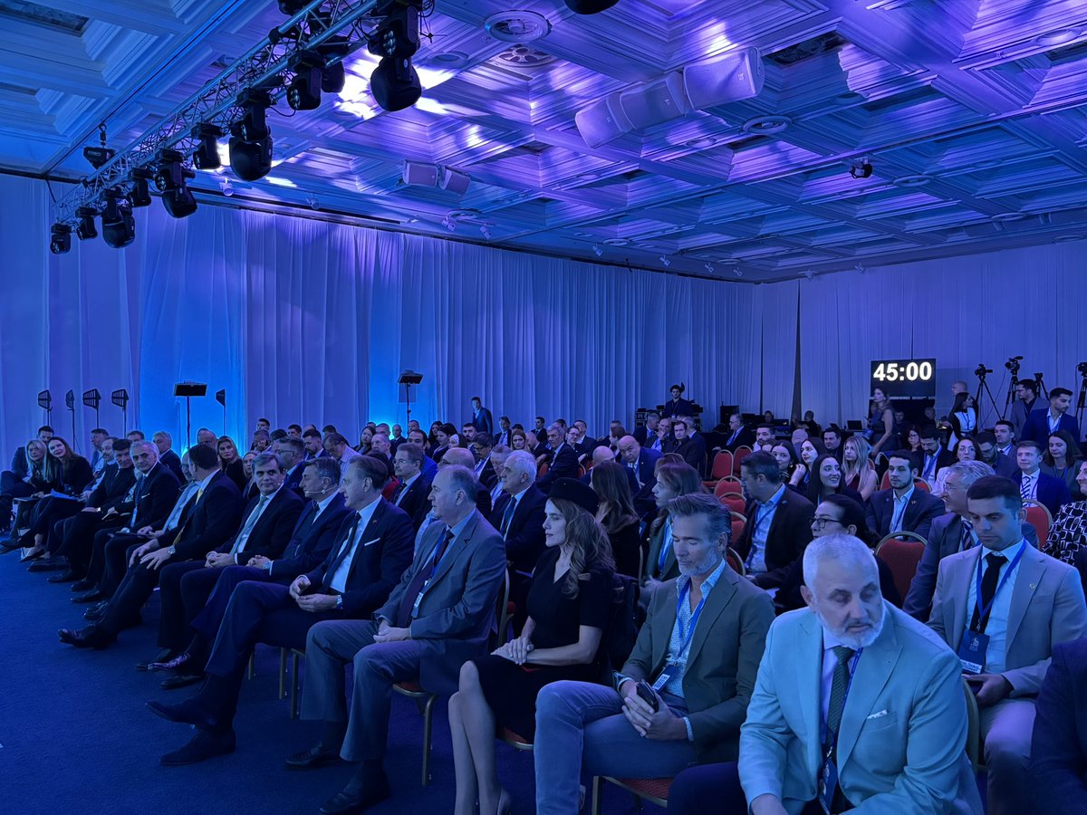 BorutPahor's tweet photo. BP Pahor na #2BSForum: “Sedanji proces širitve EU na Zahodni Balkan je glede na sedanjo geopolitiko napačen. Bolje bi bilo, če bi EU vsem šestim državam v regiji ponudila referendum o pristopu v EU in tiste, ki bi bile za, sprejela v paketu čim prej. 1/2 https://t.co/24VhKKanlL