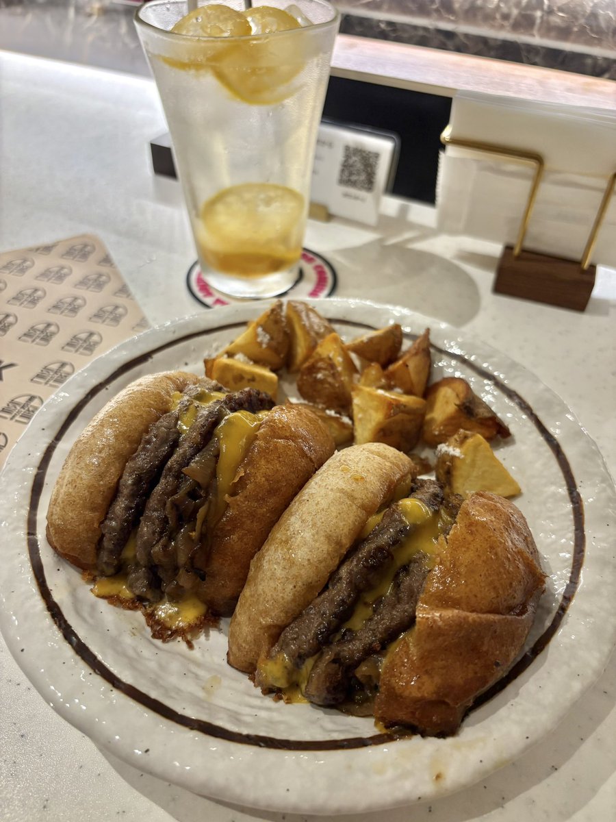 JAPAN BURGER CHAMPIONSHIPで
日本一になったBRISK STANDが
名古屋初上陸で栄にオープン🎉

岡崎にあるのは知ってたけど
名古屋にできて大歓喜😍
さっそく行ってきた！

うますぎる！！！肉々しい！🍔
3つは食べれるこれ🤤
ハンバーガーを半分に切って
肉汁で二度焼きしてるって背徳的❤️
好きーーー🫶