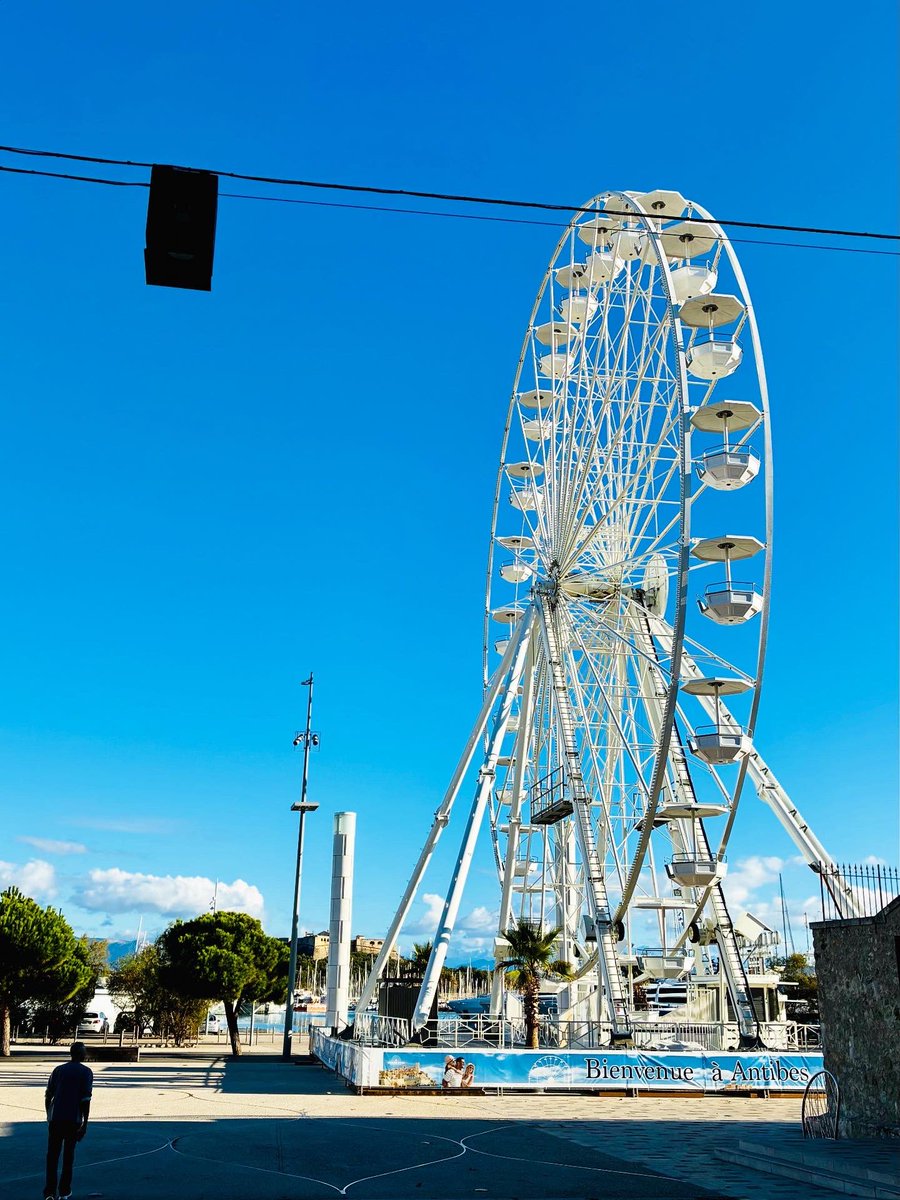 🎨 Entre deux mariages célébrés 💍, un petit saut à l’exposition « Faites de la peinture », belle initiative inaugurée par <a href="/JeanLeonetti/">Jean Leonetti</a> &amp; Simone Torres, portée par Véra Ainson, présidente des Amis du #MuséePicasso 👩‍🎨

Chaque année, ce salon réunit une centaine d’artistes — dont