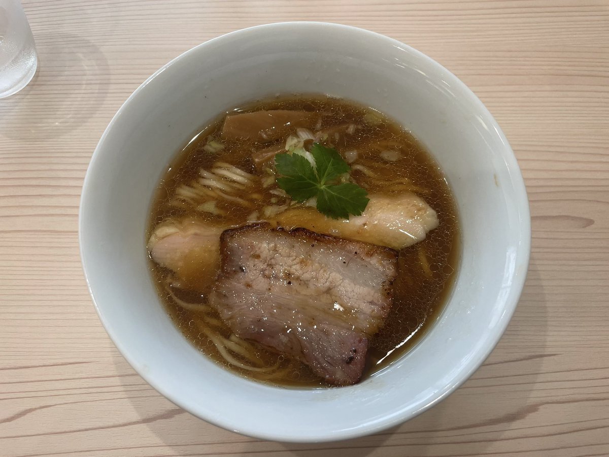 yadannakashima's tweet image. らーめん藁@辻堂駅（茅ヶ崎市）
しょうゆらーめん980円

静岡県ラーメン遠征の〆ラー‼️
鶏をベースに重層感のあるスープに、フレッシュさのある醤油が飲む手を止めさせない！…