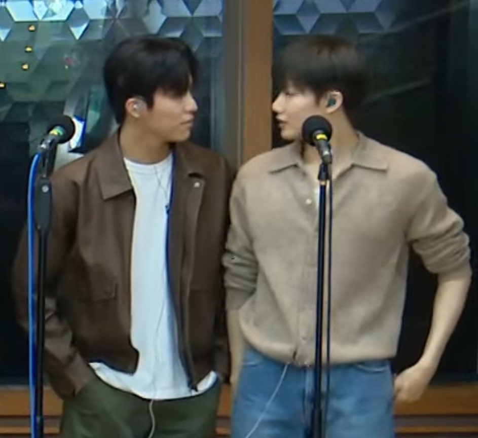 izeulsu's tweet photo. 느껴야돼… https://t.co/T7gwZ1LiC3