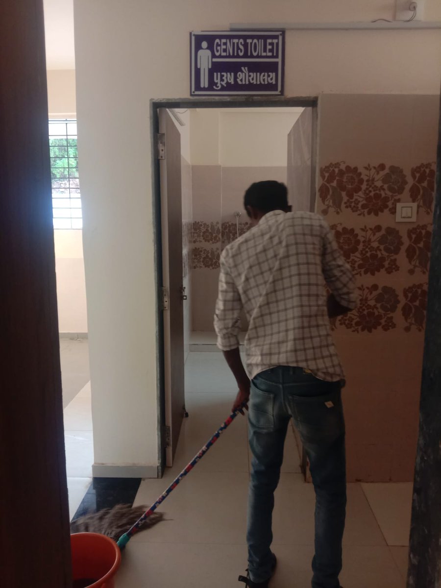 GSRTCDCGodhra's tweet image. બાકોર બસ સ્ટેશન સ્વચ્છતા હી સેવા અંતર્ગત નિયમિત સફાઈ..
@CMOGuj @sanghaviharsh @OfficialGsrtc 
#SwachhataHiSeva2025 #SwachhBharat #Nirmalgujarat