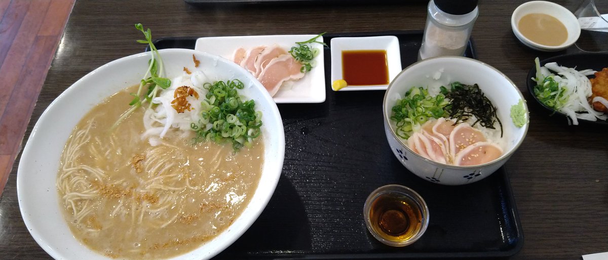 r7_es4's tweet photo. ヒサビサ　ノ　ヤスミ
ラーメン　タベル

#鶏そば本店 #尾道 https://t.co/c0SMtwrGuc