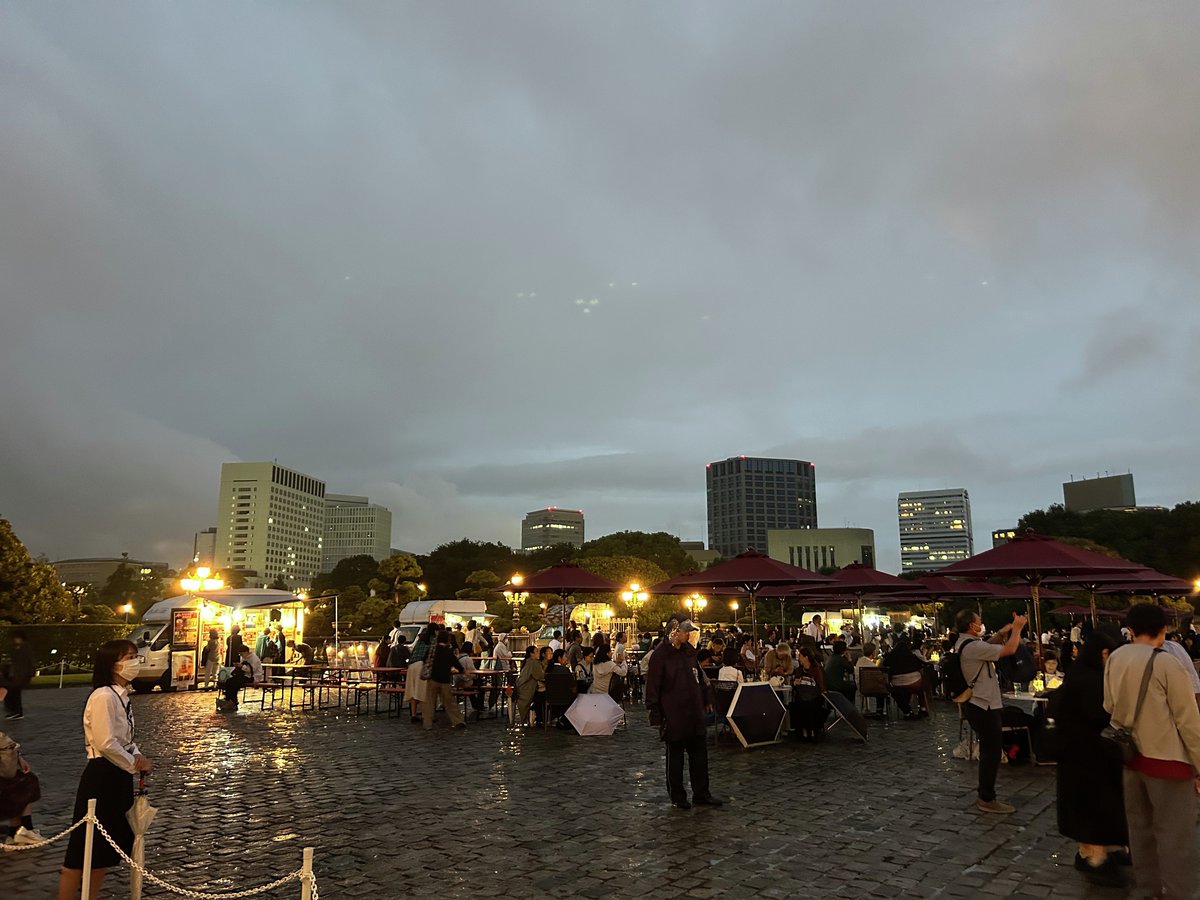 \夜間公開１日目✨ /
本日はご来場いただきありがとうございました。 
明日も前庭ではミニオペラ演奏とキッチンカーの出店を、主庭では噴水のライトアップを行っております🎵
入館の際に手荷物検査を行っております。15時ごろから混雑が予想されますので、余裕を持ってお越しください。