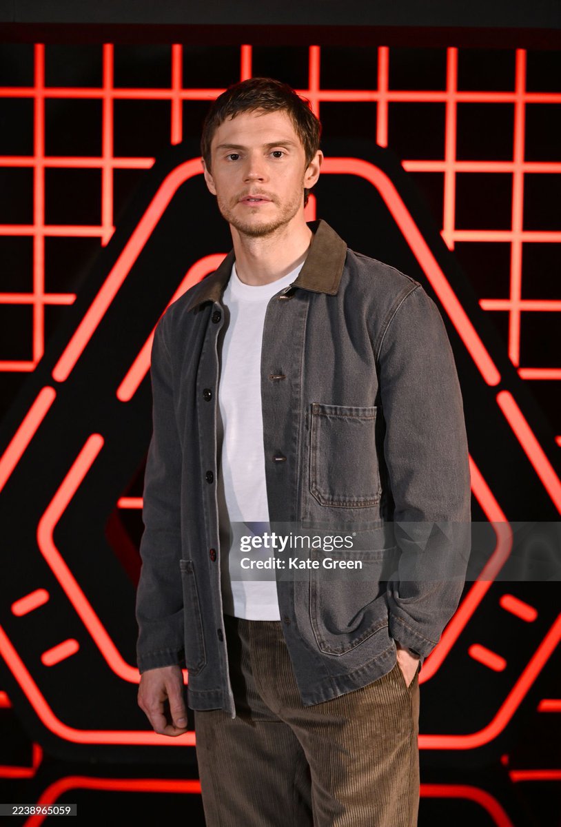 Evan Peters tweet media