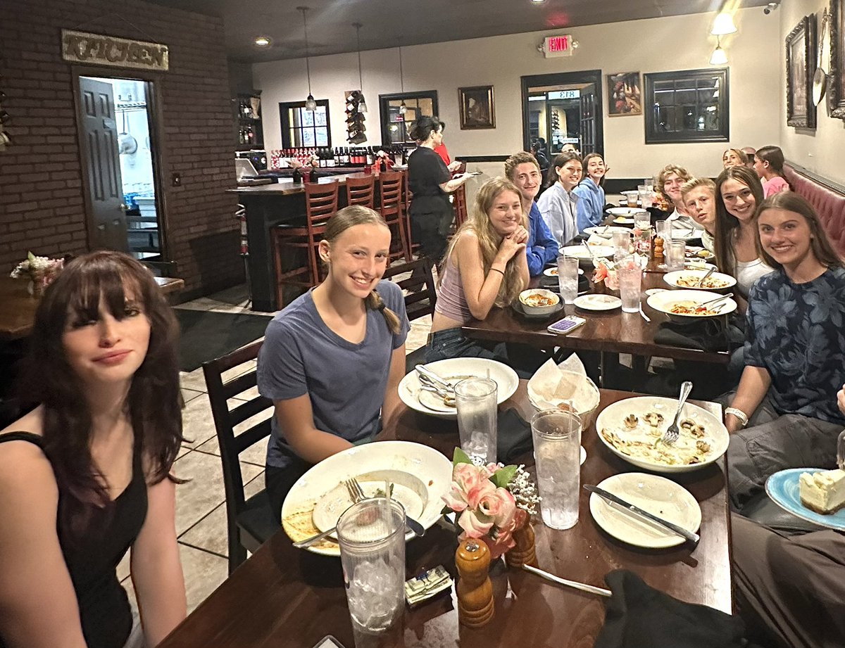 XC_TBHS's tweet photo. Team Dinner in KC! #kcxc #annualteamtrip https://t.co/zhbZeg5xDk