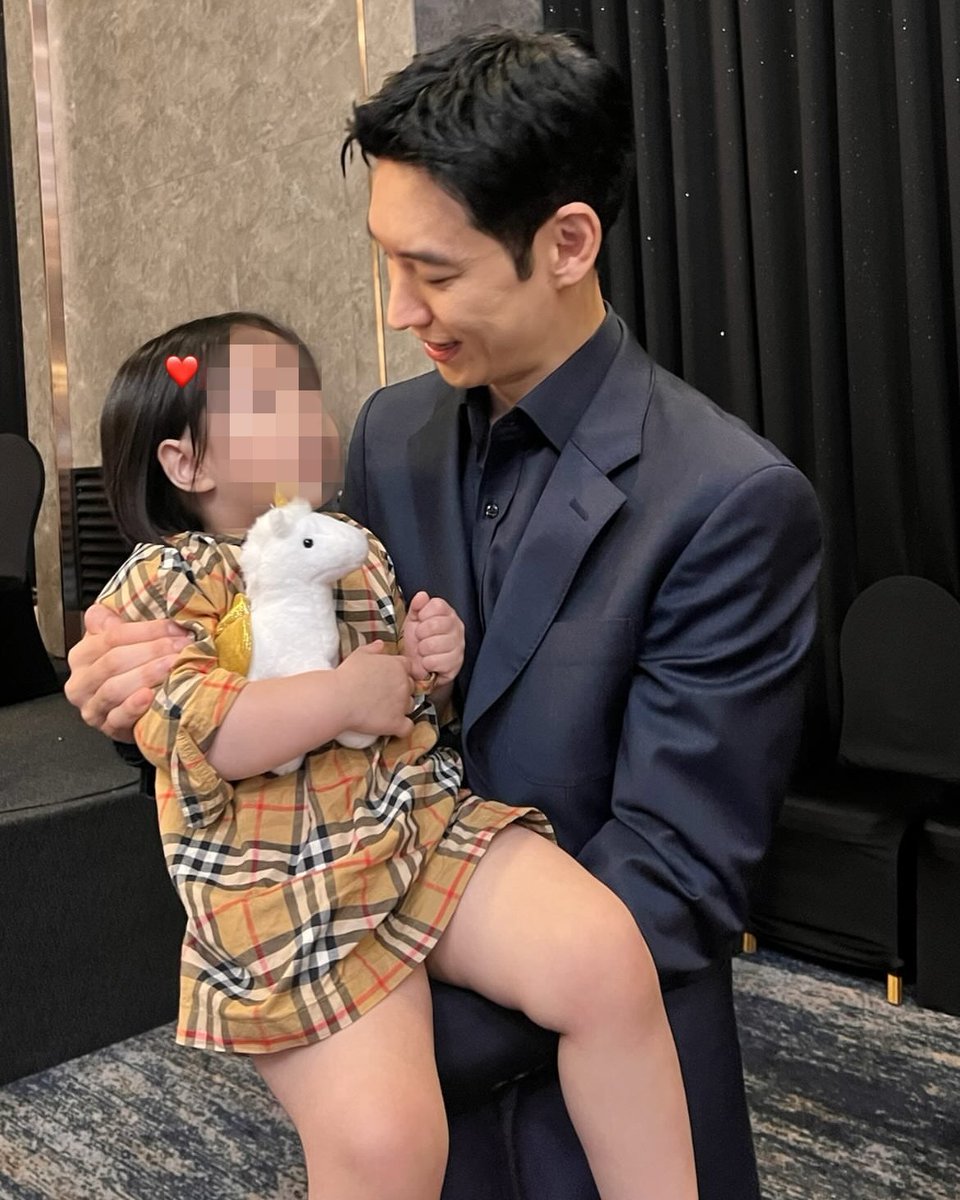 jehoon with a kid is the most precious thing ever