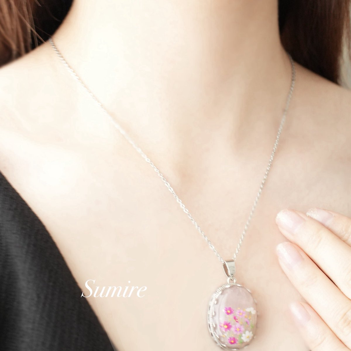 sumireaccessory's tweet photo. 🌸新作UPしました🌸

【10月誕生石】ローズクォーツとコスモスのペンダント
やさしいピンクと秋桜の組み合わせに、金箔24Kをあしらった一点です✨

Creemaにて販売中 → https://t.co/axuLU2Knnh

#10月誕生石 #ローズクォーツ #誕生石アクセサリー #秋桜 #コスモス https://t.co/PBkONpPO5V