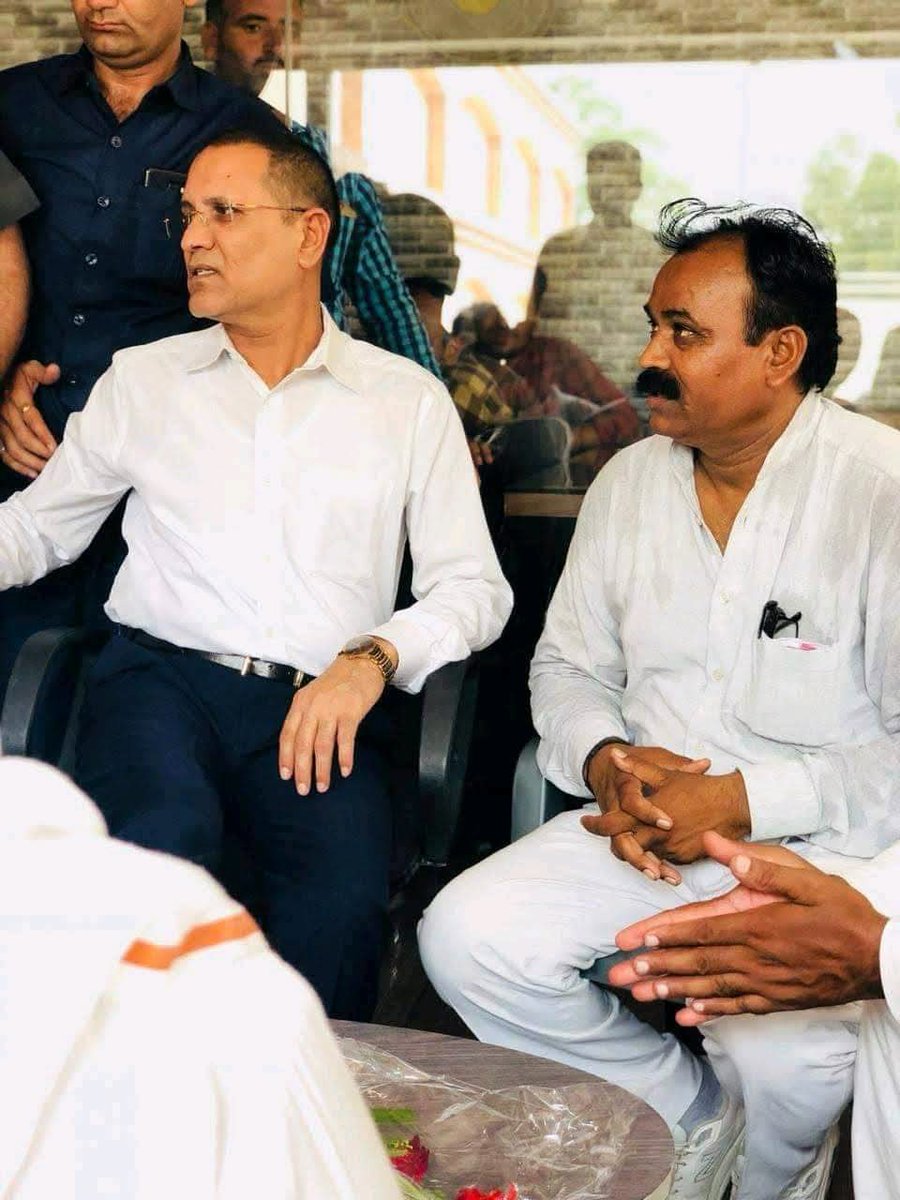 पूर्व नेता प्रतिपक्ष, किसान नेता श्री रामेश्वर डूडी जी के निधन का समाचार अत्यंत दुःखद है,
श्री डूडी जी का सार्वजनिक जीवन संघर्ष, समर्पण और जनसेवा का प्रतीक रहा।
उन्होंने किसानों, मजदूरों और आमजन के हक़ में हमेशा आवाज़ उठाई और जमीनी स्तर पर जनसरोकारों के लिए संघर्षरत रहे।
ॐ शांति.