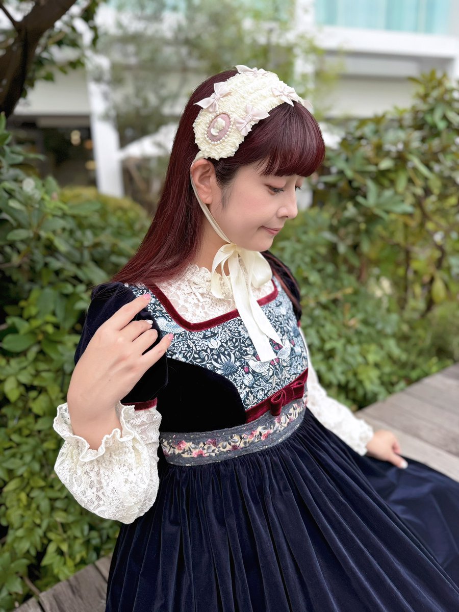 ギャザーフリルヘッドドレス

クリームのような細かいフリルとギャザーが全面に施されたヘッドドレスです。

両サイドにはくすんだピンク地に陶器のカメオと、マット加工の偏光パールビーズで飾り付け。
縁はコットンのリボンを縫い付けています。