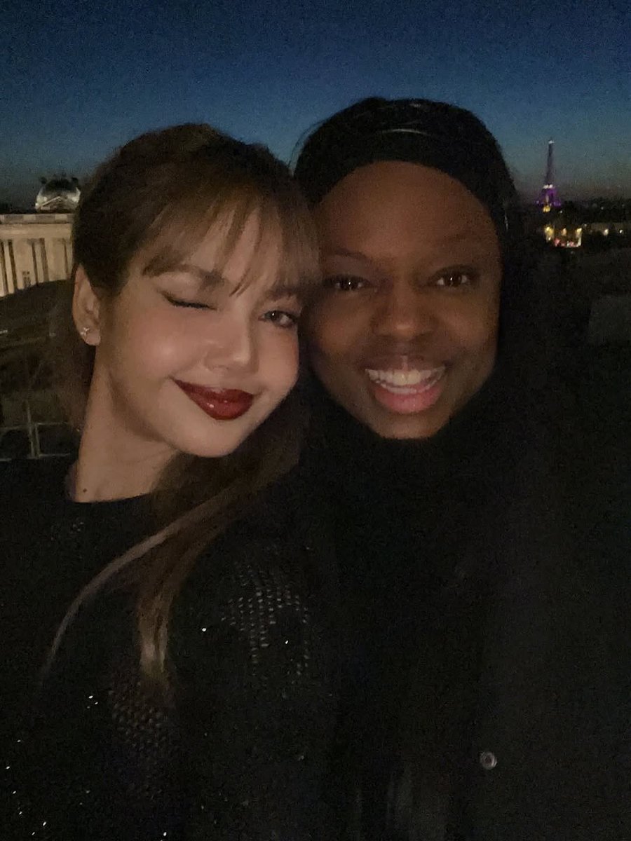 lalaluvlalisa's tweet photo. #LISA with Drew Kuhse &amp; Pat McGrath

LISA PARIS FASHION WEEK 
#LISAxLVSS26 #LISAxLouisVuitton 
#LVSS26 @wearelloud @LouisVuitton https://t.co/VkmtTVFg1b