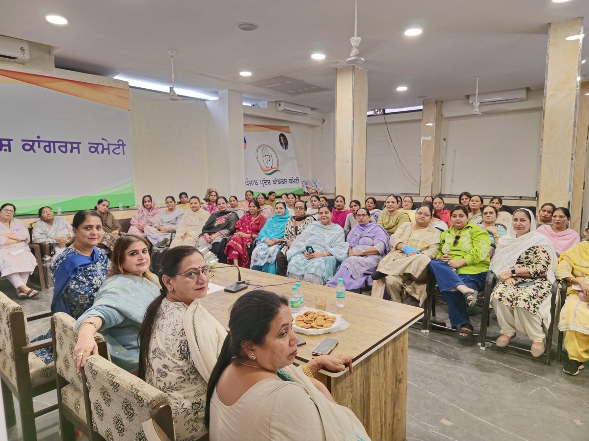 Nattashasharrma's tweet photo. 📍चंडीगढ़
बतौर पंजाब महिला कांग्रेस ऑब्ज़र्वर, मैंने पंजाब महिला कांग्रेस की कार्यकारिणी को प्रदेश अध्यक्ष गुरशरण कौर रंधावा जी के साथ संबोधित किया।

इस बैठक में हमने संगठन की गतिविधियों, महिला सशक्तिकरण के आगामी कार्यक्रमों और “वोट चोरी” के ख़िलाफ़ चल रहे हस्ताक्षर अभियान को जन-जन तक पहुँचाने की रणनीति पर विस्तार से चर्चा की।

हमारा उद्देश्य है कि हर महिला को अपनी आवाज़ उठाने का हक़ और शक्ति मिले — ताकि कोई भी उसकी लोकतांत्रिक ताक़त को कमज़ोर न कर सके।

संगठन की एकजुटता, महिला शक्ति और विचारों की स्पष्टता ही असली परिवर्तन की पहचान है। 💪

#MahilaCongress #PunjabMahilaCongress #VoteChoriAbhiyan