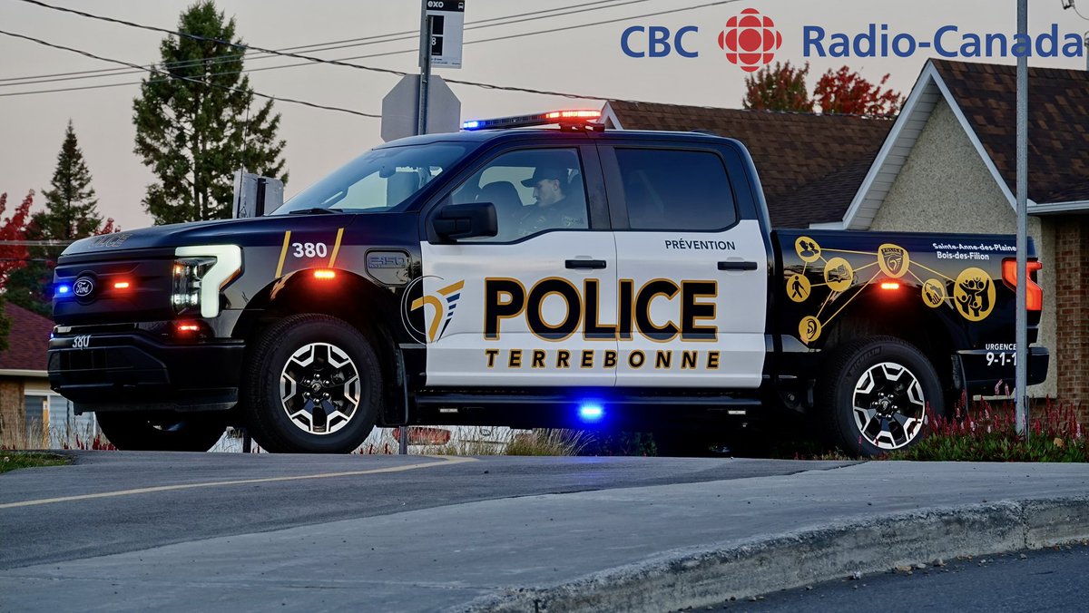🚨 Agression armée dans le parc Angora à Terrebonne. La SQ déploie un poste de commandement et prend en charge l’enquête. Un large périmètre policier a été érigé autour de l’école et du parc. #rcmtl