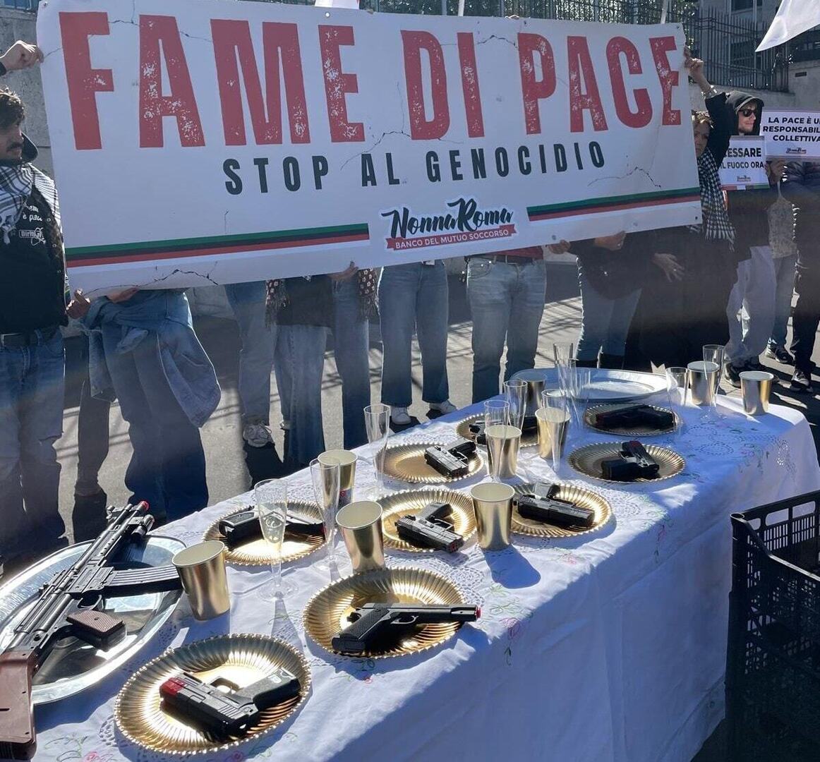 romatoday's tweet image. "Fame di pace", flash mob davanti alla Fao per chiedere lo stop al genocidio in Palestina ift.tt/XuRSBw2