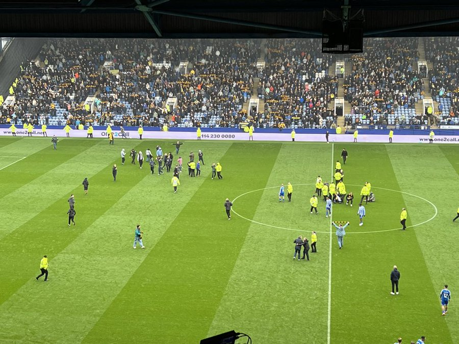 Sheffield Wednesday fans have started to invade the pitch in their game against Coventry City in protest to owner Dejphon Chansiri. 

📸: <a href="/_GeorgeSmith99/">George Smith</a>