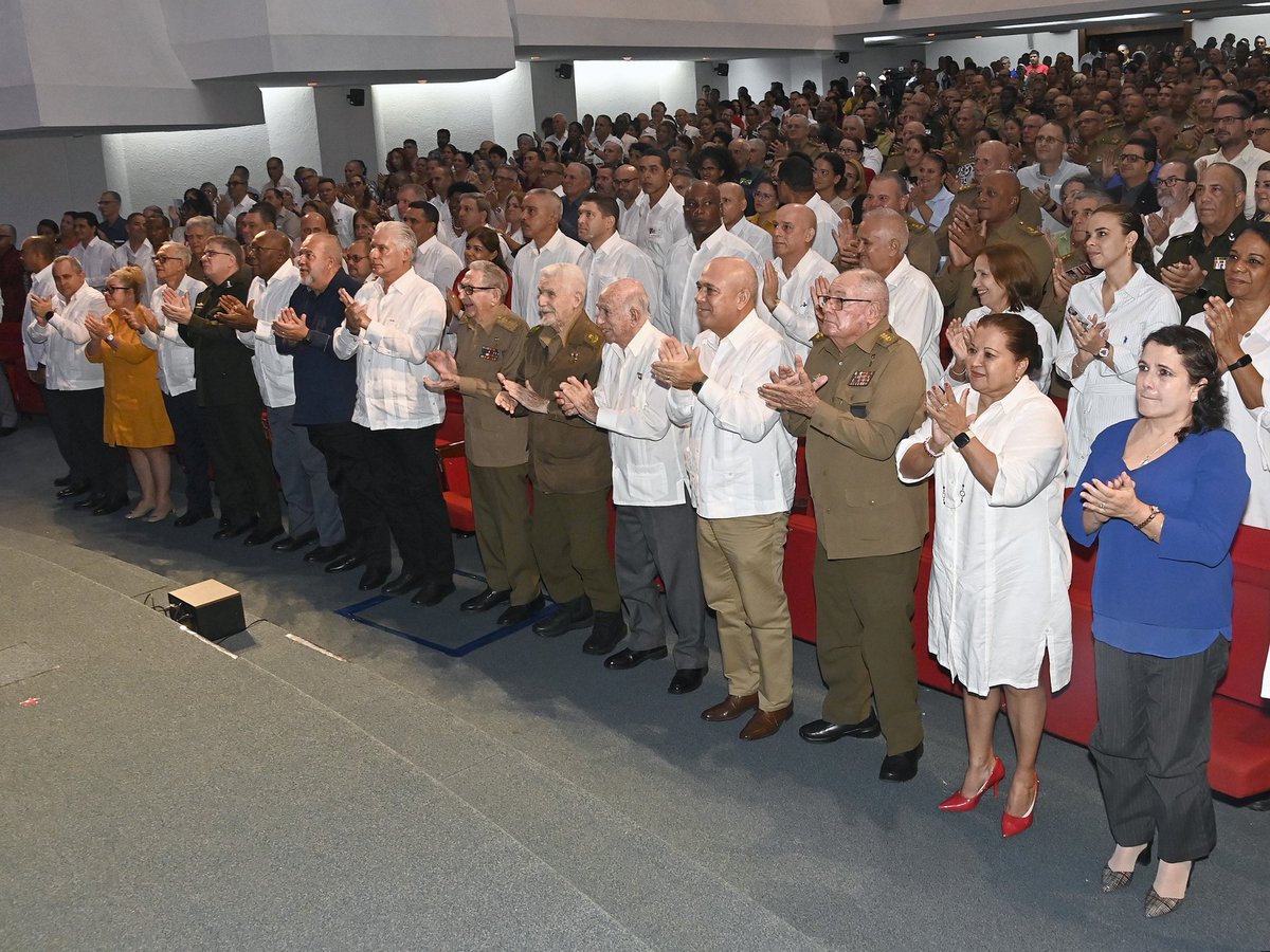 🇨🇺| El General de Ejército Raúl Castro Ruz y el Presidente <a href="/DiazCanelB/">Miguel Díaz-Canel Bermúdez</a> presidieron el Acto en saludo a los aniversarios 60 de la creación del Primer Comité Central del <a href="/PartidoPCC/">Partido Comunista de Cuba</a>, de la lectura de la carta de despedida del Che y de la fundación del periódico Granma.
