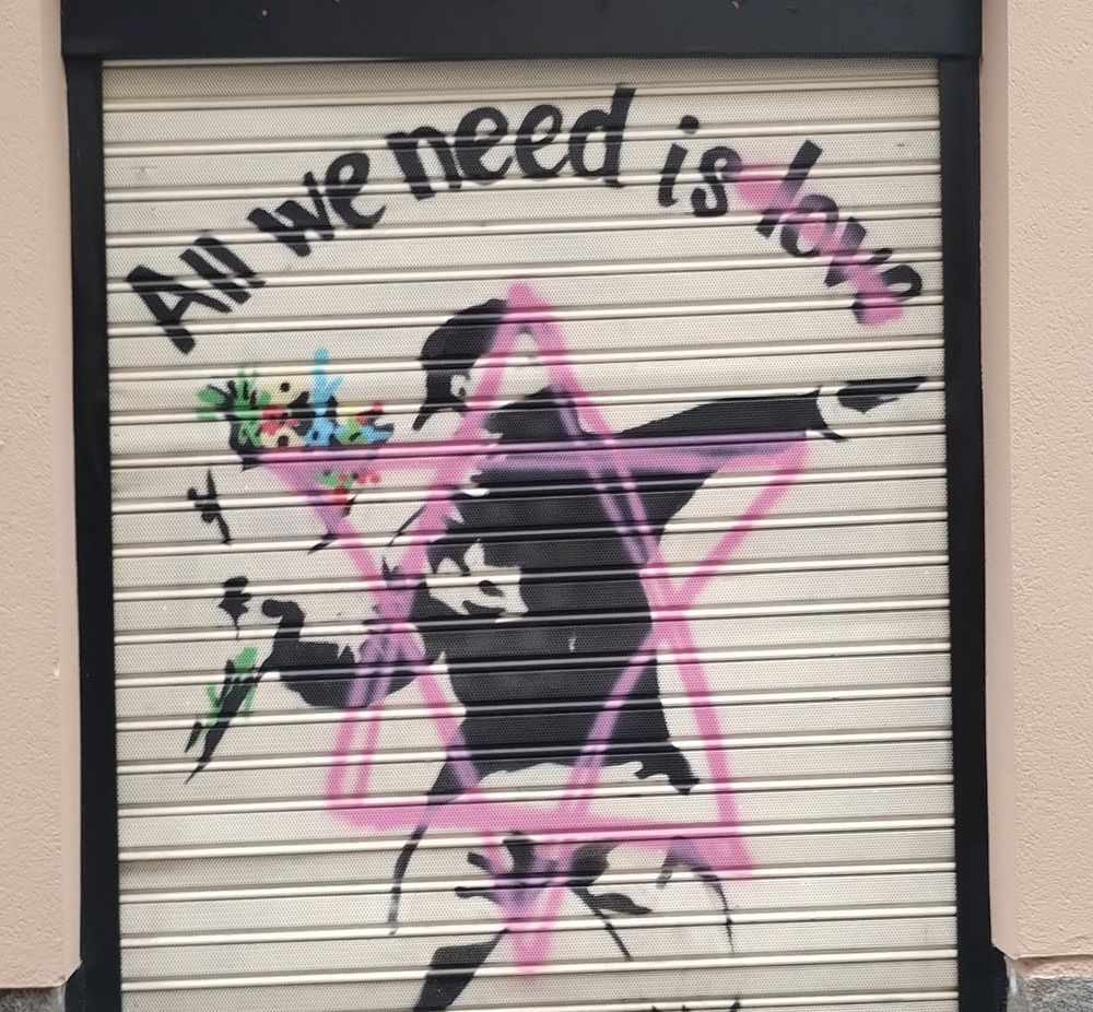 Mira que son mala gente los sionistas. Ya usan la estrella de David como los nazis la cruz gamada: para amedrentar cualquier manifestación de buen rollo.