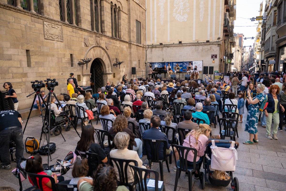 🎶El festival ha continuat amb les actuacions d'🏛️Àngel Jesús López al Museu de Lleida, amb un recital íntim de guitarra, Dalek Dúo al Pati de l’IEI, amb el diàleg entre timple i guitarra clàssica i el🎤Quartet Immortality a la Plaça Paeria, combinant cant coral i teatre musical.
