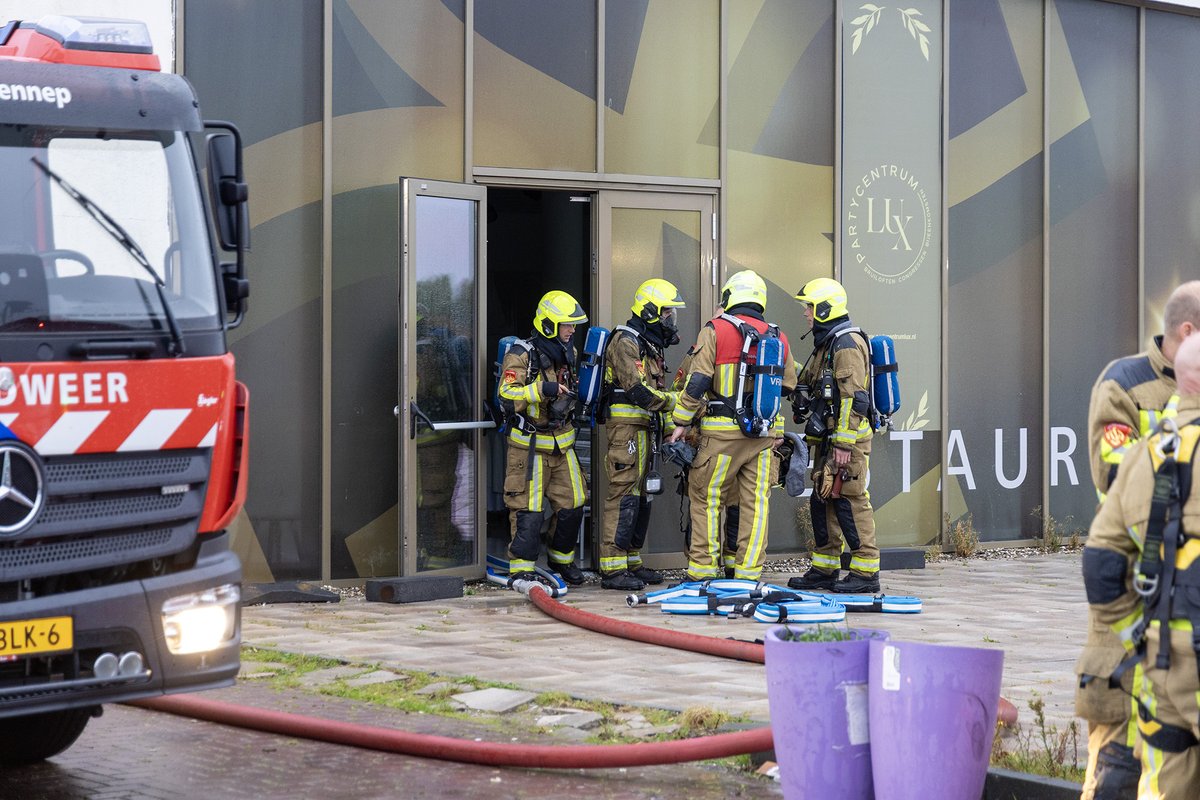 mvbergen's tweet photo. Het #hotel #Hotelux in #Hoofddorp ontruimd vanwege #brand in meterkast #grip1 zie https://t.co/YDapFFHiNq https://t.co/9BpR1m77Rv