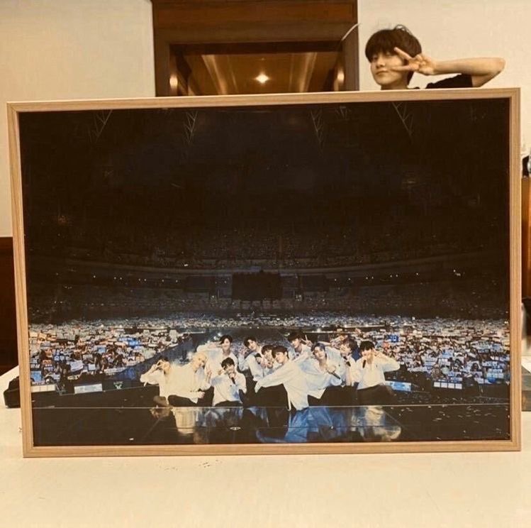 swyhgz's tweet photo. Back around 2020 when this was posted: when they had the show-con photo framed, not just a small frame but a big one and it was said, when you enter their dorm that is the first one you will gonna see. 🥺 https://t.co/4l9iUbLzdj