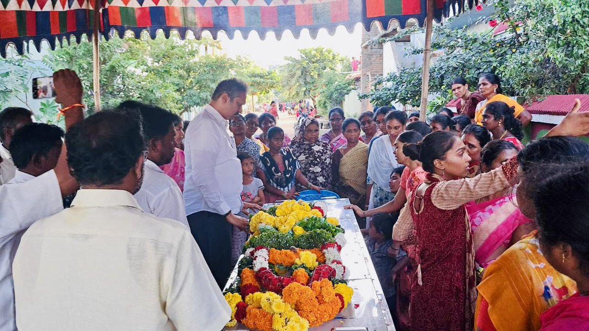 SaiLokeshKumar1's tweet photo. 4/10/25 శనివారం ఒబులవారిపల్లి మండలం #Mangampeta గ్రామం చెందిన @BJP4Andhra కార్యకర్త శ్రీమతి విజయమ్మ కుమారుడు పసుపులేటి రవి తేజ #APMDC పాఠశాల వద్ద సెక్యూరిటీ గార్డ్ గా విధులు నిర్వహిస్తుండగా ఆకస్మితంగ మరణించారు.
24 సం. చిన్న వయస్సులో మరణించడంతో గ్రామం అంతా శోకేసముద్రంలో మునిగింది. ఆయన భౌతిక కాయానికి నివాళులు అర్పించి వారి కుటుంబ సభ్యులను పరామర్శించడం జరిగినది.
ఈ సంఘటనను ప్రభుత్వం దృష్టికి తీసుకువెళ్లి అతని కుటుంబమునకు న్యాయం చేసేందుకు కృషి చేస్తామని తెలిపాను. గౌ ముఖ్య మంత్రి శ్రీ @ncbn గారు రవి తేజ కుటుంబమును ఆదుకోవాలని కోరుతున్నాను.
@MadhavBJP