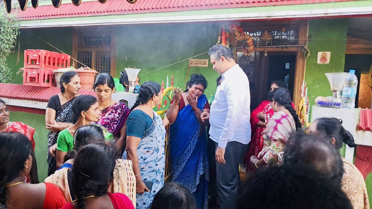 SaiLokeshKumar1's tweet photo. 4/10/25 శనివారం ఒబులవారిపల్లి మండలం #Mangampeta గ్రామం చెందిన @BJP4Andhra కార్యకర్త శ్రీమతి విజయమ్మ కుమారుడు పసుపులేటి రవి తేజ #APMDC పాఠశాల వద్ద సెక్యూరిటీ గార్డ్ గా విధులు నిర్వహిస్తుండగా ఆకస్మితంగ మరణించారు.
24 సం. చిన్న వయస్సులో మరణించడంతో గ్రామం అంతా శోకేసముద్రంలో మునిగింది. ఆయన భౌతిక కాయానికి నివాళులు అర్పించి వారి కుటుంబ సభ్యులను పరామర్శించడం జరిగినది.
ఈ సంఘటనను ప్రభుత్వం దృష్టికి తీసుకువెళ్లి అతని కుటుంబమునకు న్యాయం చేసేందుకు కృషి చేస్తామని తెలిపాను. గౌ ముఖ్య మంత్రి శ్రీ @ncbn గారు రవి తేజ కుటుంబమును ఆదుకోవాలని కోరుతున్నాను.
@MadhavBJP