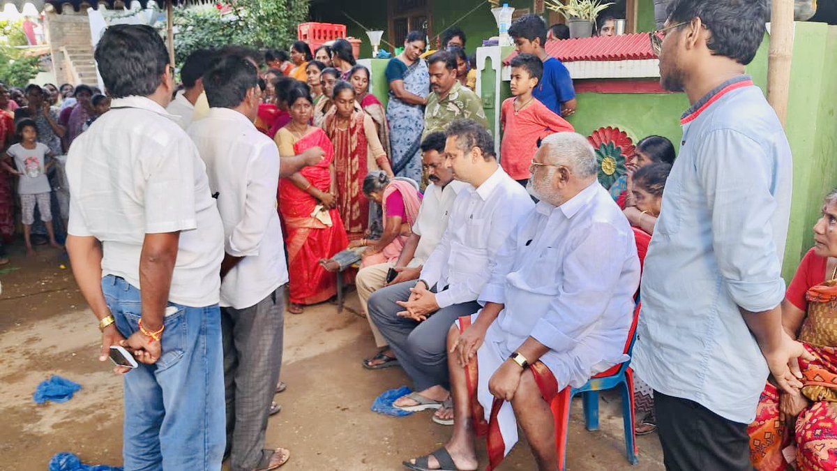 SaiLokeshKumar1's tweet photo. 4/10/25 శనివారం ఒబులవారిపల్లి మండలం #Mangampeta గ్రామం చెందిన @BJP4Andhra కార్యకర్త శ్రీమతి విజయమ్మ కుమారుడు పసుపులేటి రవి తేజ #APMDC పాఠశాల వద్ద సెక్యూరిటీ గార్డ్ గా విధులు నిర్వహిస్తుండగా ఆకస్మితంగ మరణించారు.
24 సం. చిన్న వయస్సులో మరణించడంతో గ్రామం అంతా శోకేసముద్రంలో మునిగింది. ఆయన భౌతిక కాయానికి నివాళులు అర్పించి వారి కుటుంబ సభ్యులను పరామర్శించడం జరిగినది.
ఈ సంఘటనను ప్రభుత్వం దృష్టికి తీసుకువెళ్లి అతని కుటుంబమునకు న్యాయం చేసేందుకు కృషి చేస్తామని తెలిపాను. గౌ ముఖ్య మంత్రి శ్రీ @ncbn గారు రవి తేజ కుటుంబమును ఆదుకోవాలని కోరుతున్నాను.
@MadhavBJP