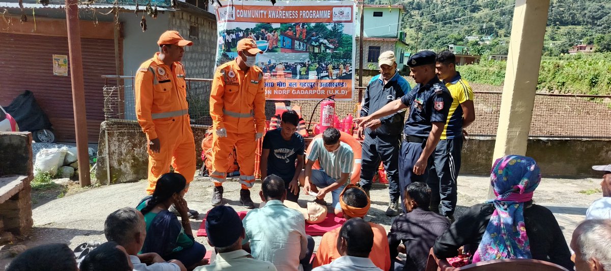 15bnNdrf's tweet image. Team 15 NDRF conducted a CAP at Village Anrsa, Teh-Kapkot, Distt-Bageshwar (UKD) focusing on first aid, CPR, types of disasters, use of improvised stretchers and basic rescue techniques to enhance local preparedness. 

#ndrf4u #CommunityAwareness #disasterpreparedness #beprepared