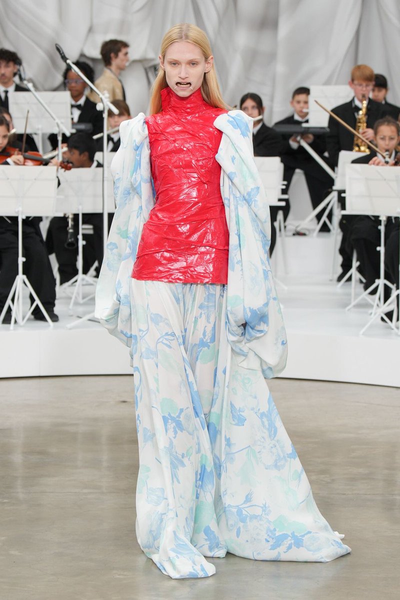 kendam_com's tweet photo. Maison Margiela Spring Summer 2026 collection fashion show at Paris Fashion Week SS26 (October 4, 2025) https://t.co/kEN0vvmq99

#MaisonMargiela #SS26 #Runway #Paris #FashionWeek #PFW #Kendam https://t.co/6MiVyeK7CY