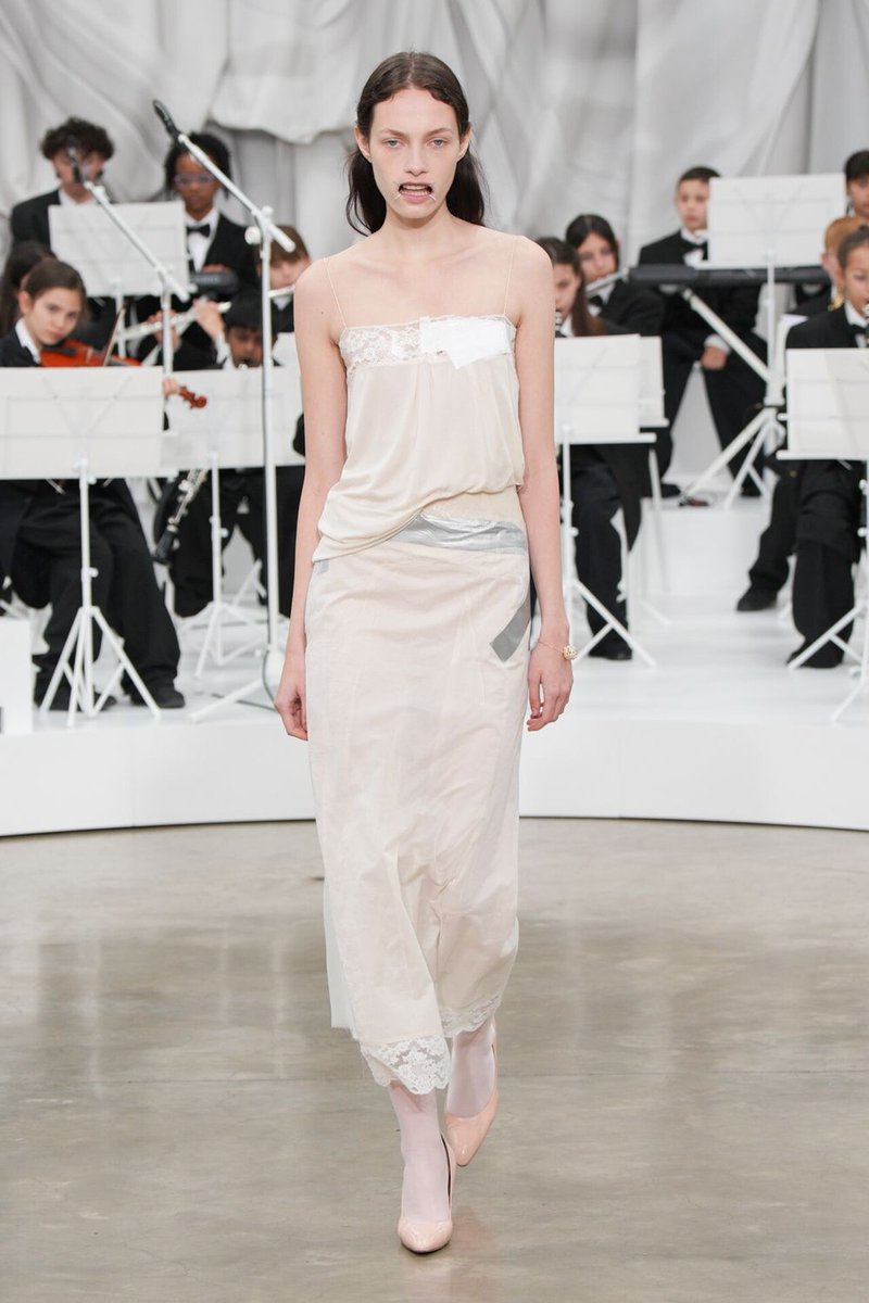 kendam_com's tweet photo. Maison Margiela Spring Summer 2026 collection fashion show at Paris Fashion Week SS26 (October 4, 2025) https://t.co/kEN0vvmq99

#MaisonMargiela #SS26 #Runway #Paris #FashionWeek #PFW #Kendam https://t.co/6MiVyeK7CY