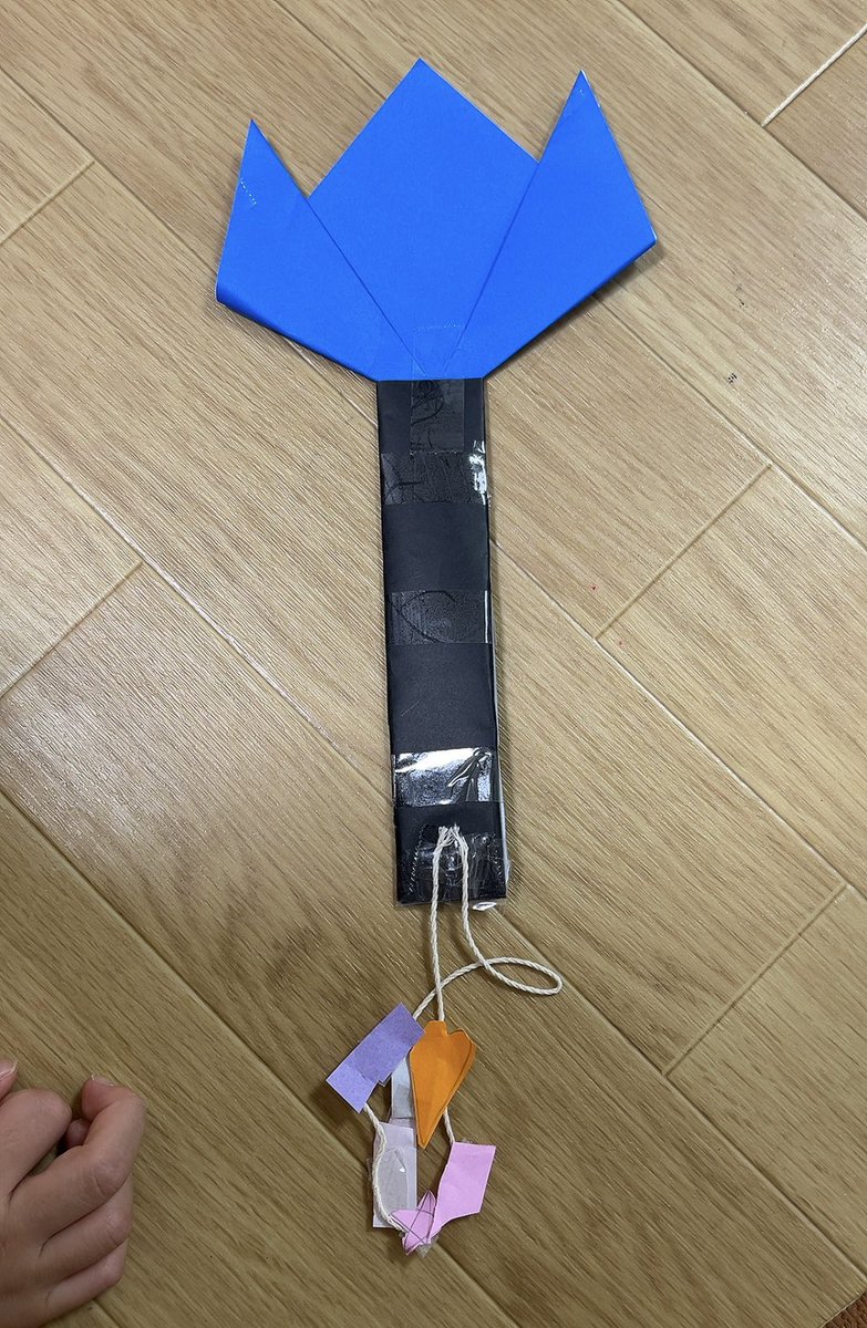 OWV39's tweet photo. OWV、愛知に来てくれてありがとうー！1年ぶりのリリイベに娘と参戦できて楽しかった！帰宅後、早速、ペンラを折り紙で作り始め…次回はこちらを持参するのかなぁ。(あたたかく見守っていただけると助かります🙏) #OWV_BLACKCROWN https://t.co/lELT4sUcxB