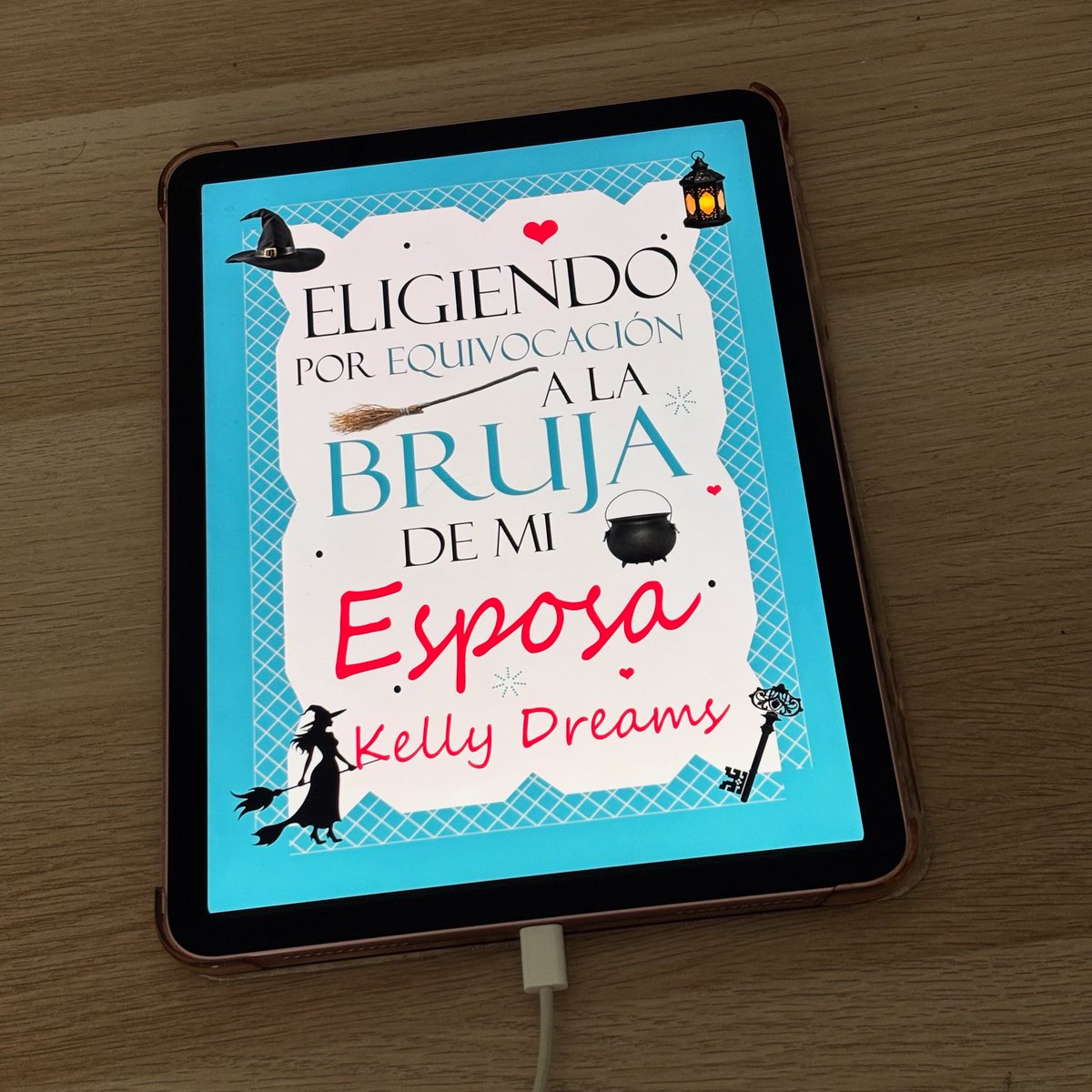“Eligiendo por equivocación a la bruja de mi esposa”, de Kelly Dreams, es el tipo de novela que necesitas cuando no te engancha nada. 

Es un romance bonito y divertido con personajes geniales. 

#MisLecturas2025 #KellyDreams #Eligiendoporequivocacionalabrujademiesposa