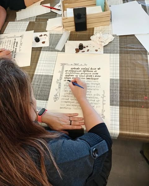 Avui Taller de Cal·ligrafia Medieval amb Pilar Closa 📜🖋️

<a href="/ajlaseu/">Ajuntament de la Seu d'Urgell</a> #culturalaseu <a href="/bibliotequeslle/">Biblioteques Lleida</a> <a href="/bibliotequescat/">Biblioteques</a>