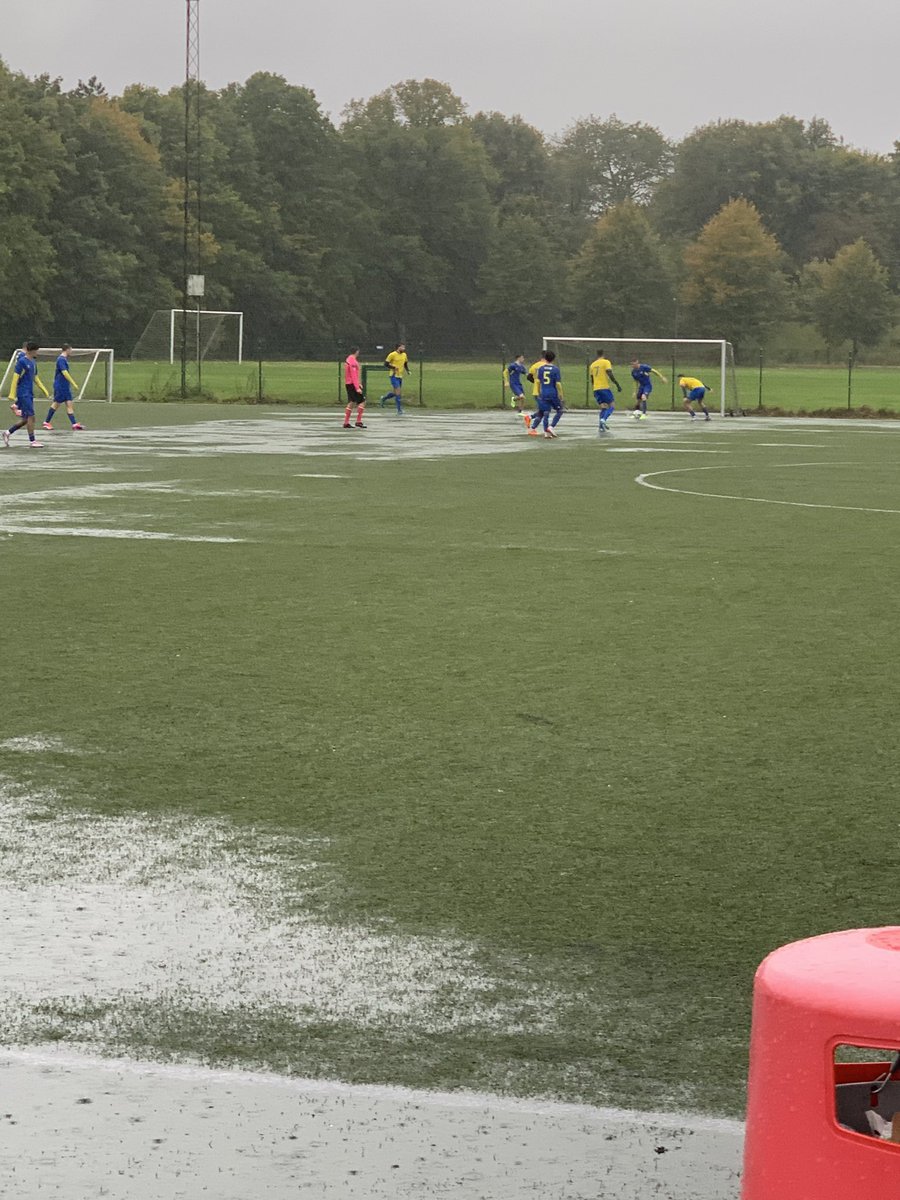 På denne bane, og med en mand i undertal det meste af kampen, endte det med et nederlag på 2-1 her til BK Vest(i gult) her til formiddag

⚽️Holger

🔵🟡Hold det ægte!