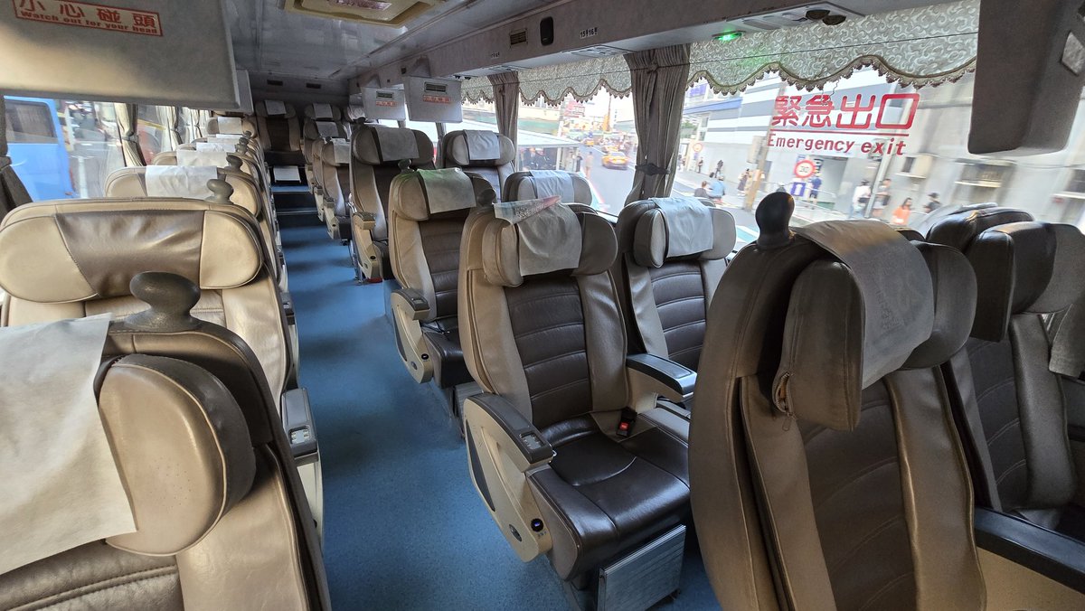 ずっと「飛行機を貸し切る」っていう体験をしてみたかったけど、
今回は飛行機じゃなくて、連休中の高速バスをまるごと貸し切り状態で乗れたのはすごく特別な体験だった😆🚌✨

一直很想體驗包機的感覺，雖然不是包機，但是能在連假的高速客運體驗包車也是蠻特別的體驗😆🚌✨