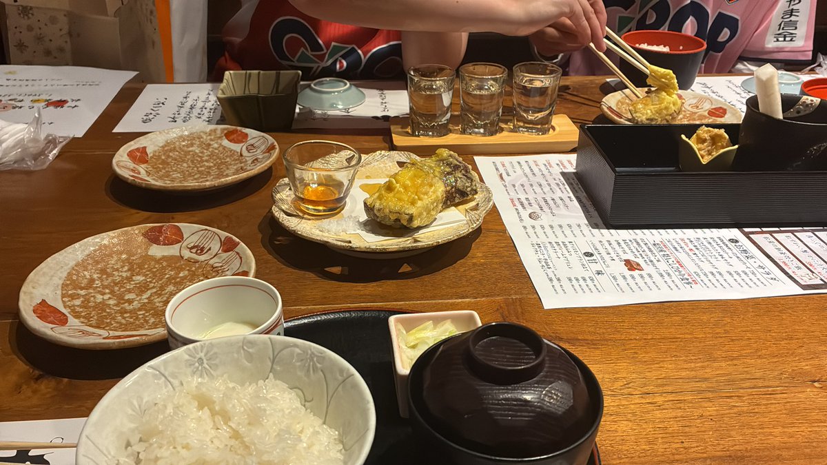 ぽんしゅ館で晩御飯🍚
妻が利き酒している向いで魚沼産コシヒカリ味噌汁セットを食べている。
車が無ければ・・・。
 #岡山サポ新潟遠征