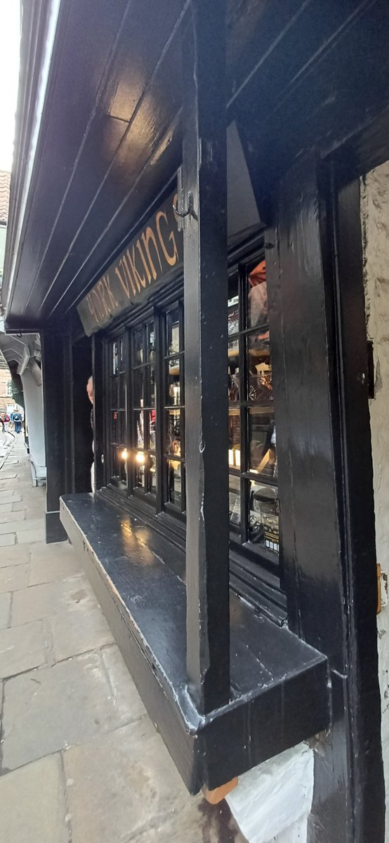 The Shambles is York’s only street mentioned by name in the Domesday Book; an area in towns associated with butchers🥩
Meat was placed on shelves in front of shops &amp; hung from hooks outside🤯
Protruding timber-framed fronts protected both the walls &amp; the meat from the elements🌞