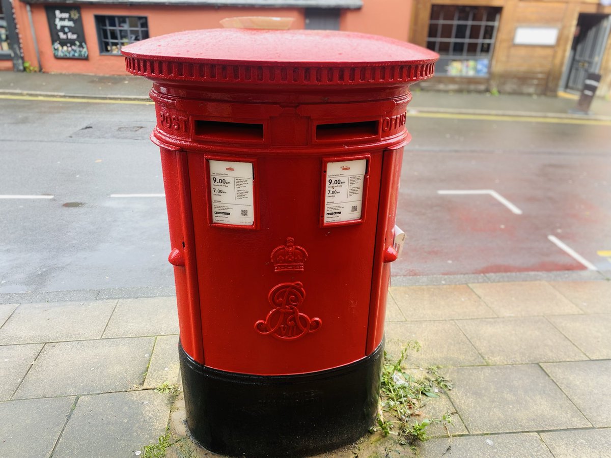 Fewer than 200 Edward VII double-aperture boxes still standing across the UK. Just snapped this beauty.

#PostboxSaturday