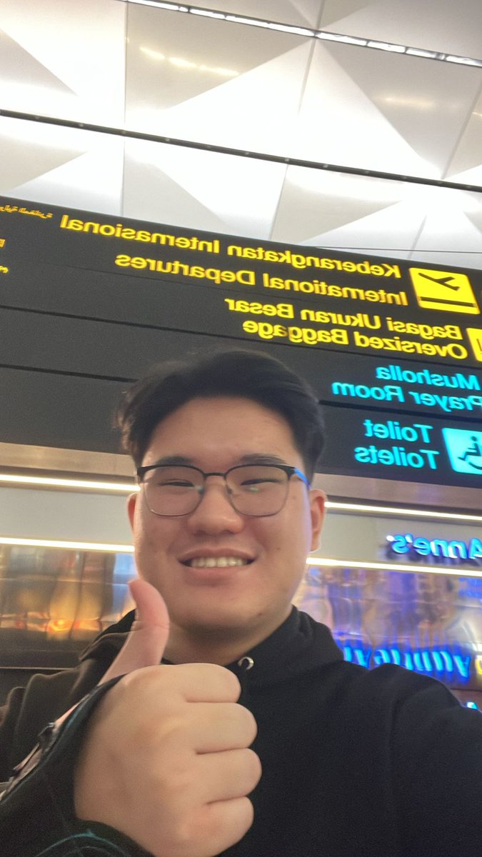 alveloura's tweet photo. ah finally the time when josh is going back to oxford, at some points tuh sedih rasanya krn oxford biasanya super busy soalnya semesternya pendek, but also im so proud of him🥺 good luck for your study joshua marvel solomon 🥺💓💓 enjoy your new semester huhu gonna miss you https://t.co/4GciuG4NzX