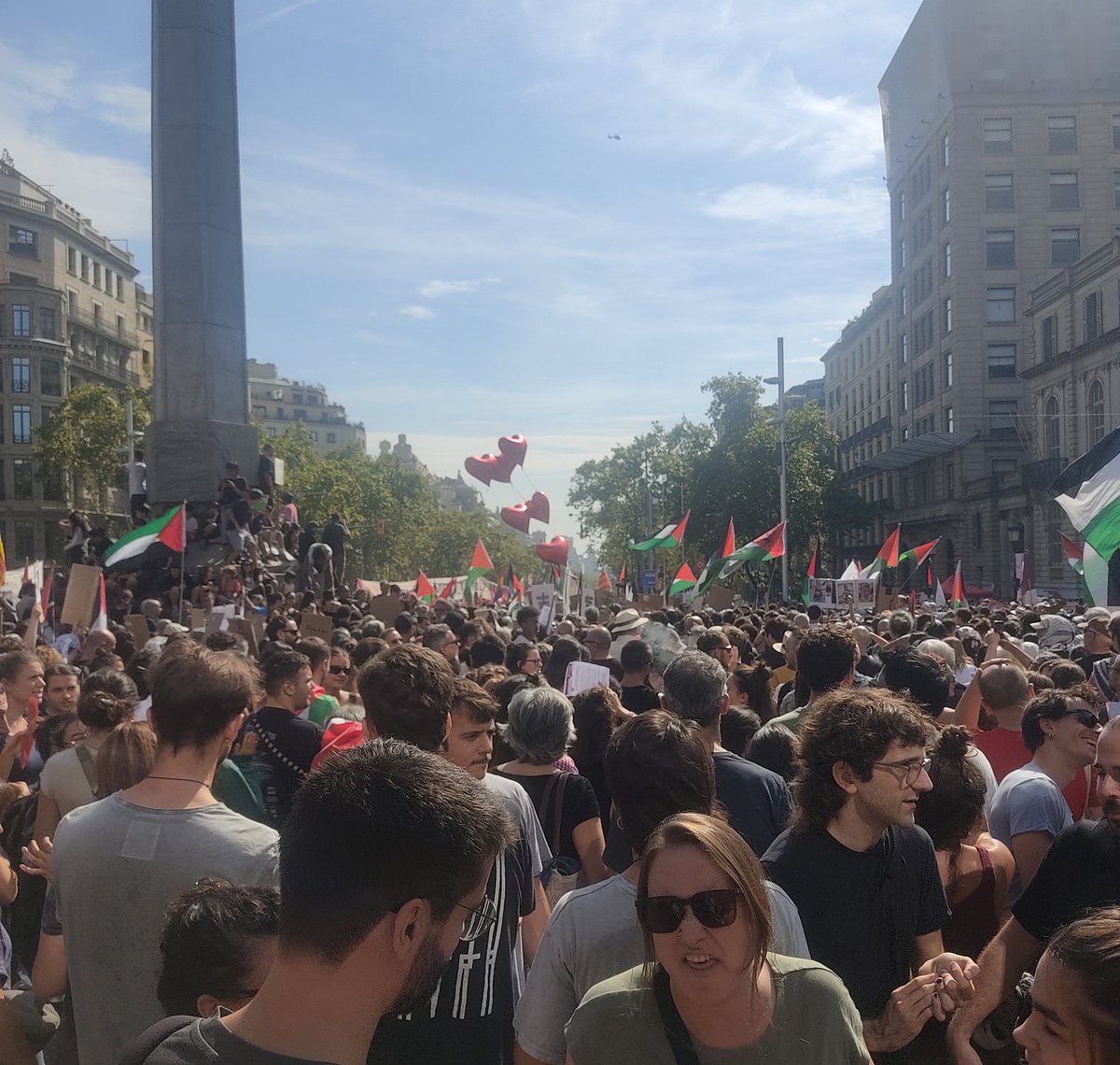 Al 2004 a la Pl Trafalgar #Llefià #Badalona un mural i jornada veïnal solidària recordava #Palestina una cultura oblidada
➕de 20 anys després l'òblit i la massacre continuen

Al carrer una vegada més fins que Palestina sigui lliure, del riu fins al mar.

Stop genocidi #Palestina