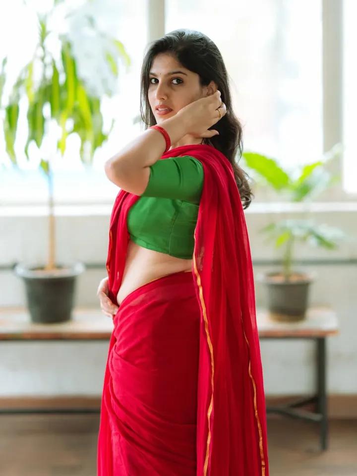indian_beautee's tweet image. Damn, that waist chain 🥵❤️💚

Bhoomica 😘 🌟💫

#Bhoomica
#SareeHot 
#sareeseduction