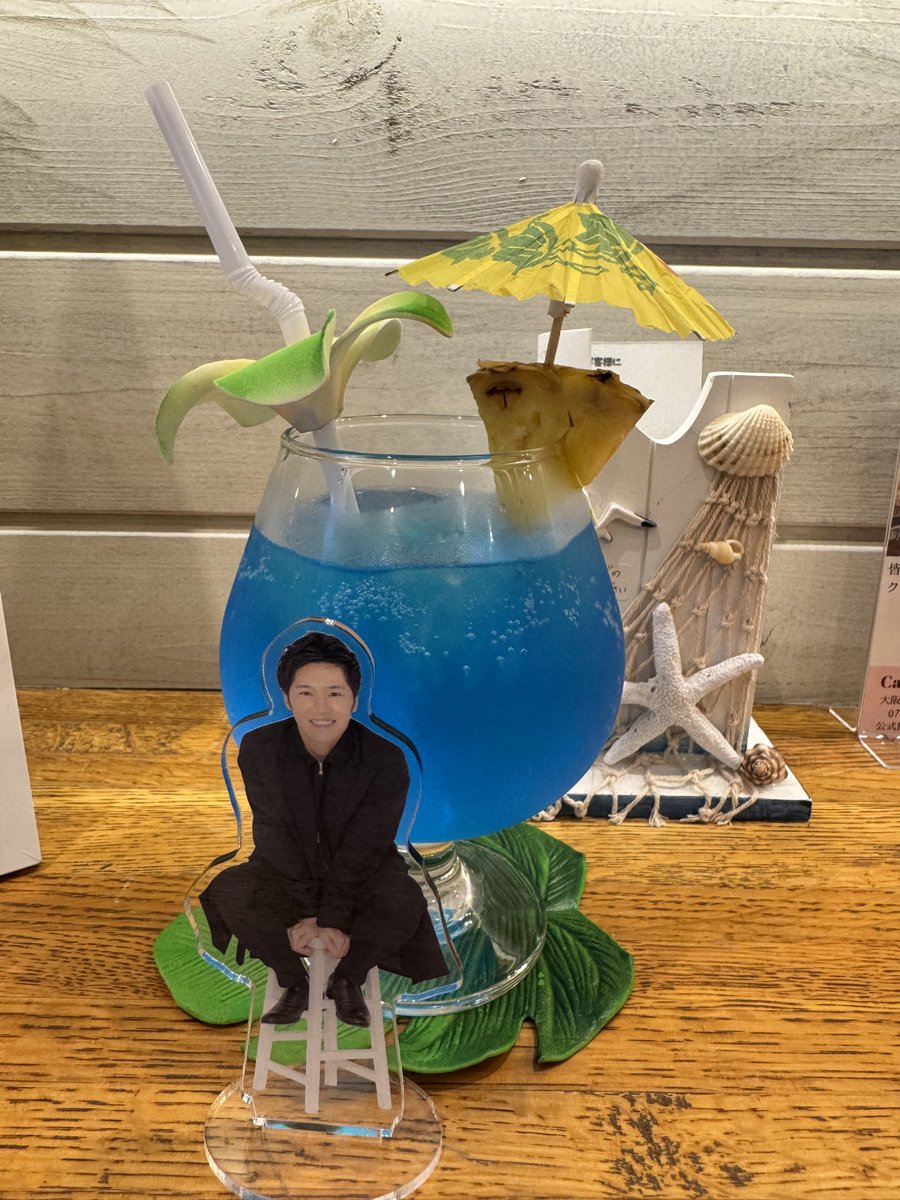 atsushiatchan73's tweet photo. @hibinaohiro
今日は天気がどよ〜ん☔️
曜日も土曜〜ん🩵
一日中☔️やったねえ😞
でも気分は明るく⏫
…というわけで
ハワイアンなカフェで
パンケーキ食べてました🥞
こんだけ長く使われるアクスタ
なかなかないやろ😁
#ヒビナオヒロ
#ヒビ活
#推し活
#パンケーキ
#CafeLuAna https://t.co/3NgtQqnHbk