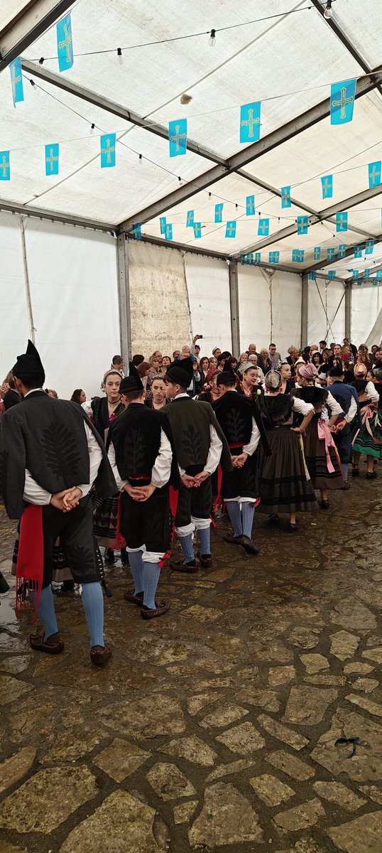 DavidTejerina15's tweet photo. Orgulloso de nuestras tradiciones, que sin duda, son un gran recurso para trabajar la expresión corporal y el movimiento 🙆 #danzastradicionales #asturias #llaniscas #porruanos #expresioncorporal https://t.co/Hzo2Z80s2O