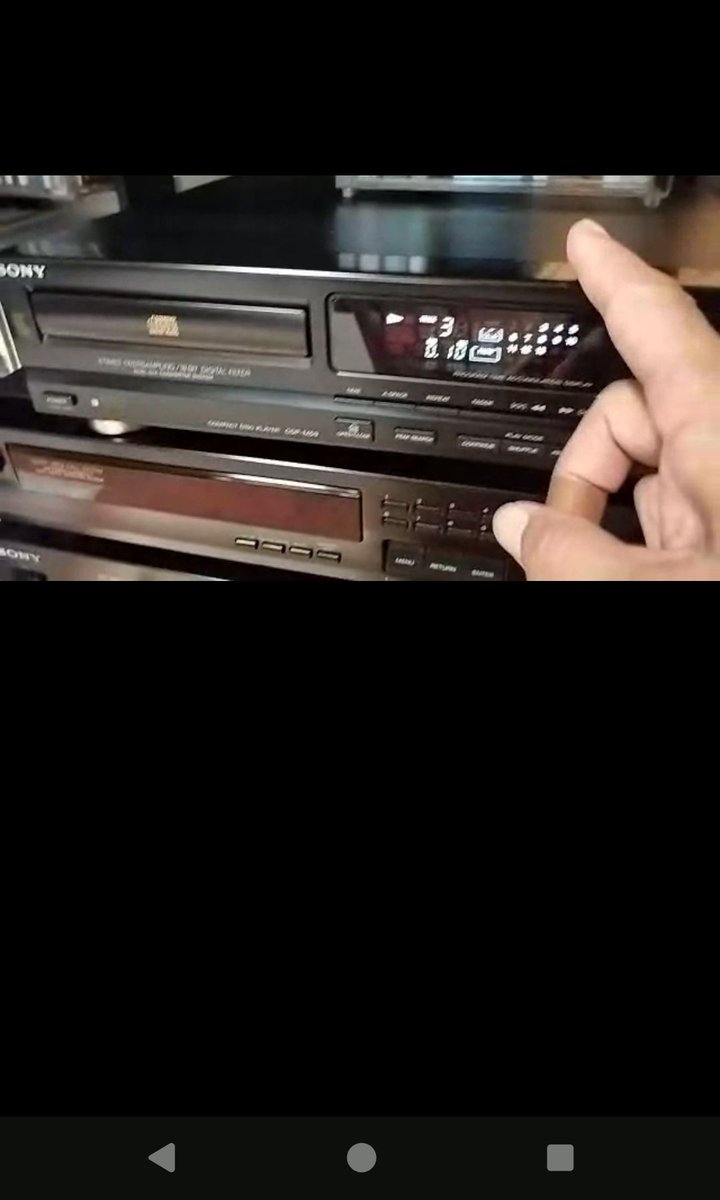 これはLINEの最中、偶然に撮ったスクショ。始めはJAZZに、やがてユーミンの「朝日の中で」をレコードで聴かせてくれた。泣きながら歌ったよ、音痴と言われた。そりゃ音程も変わるよ、言わなかったがね。
昨日2回も電話があったが、出られなかったよ。