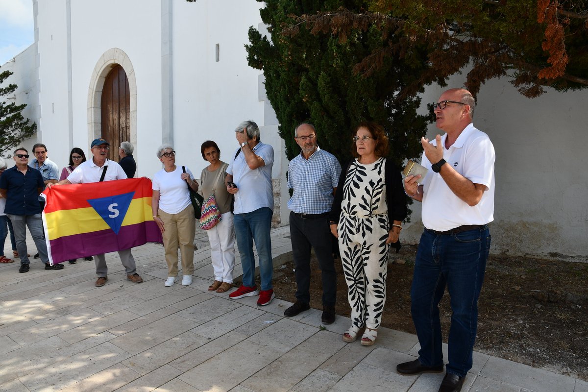 AjSitges's tweet photo. 🌹 Aquest hem matí hem fet l'acte homenatge a 11 persones de Sitges deportades als camps de concentració nazis.
☑️ Hem col·locat nou llambordes en sis punts diferents de la vila, la desena es col·locarà al poble de Garraf i una onzena es posarà a Badalona.
https://t.co/M5chqpzedl https://t.co/hzgYgT3crQ