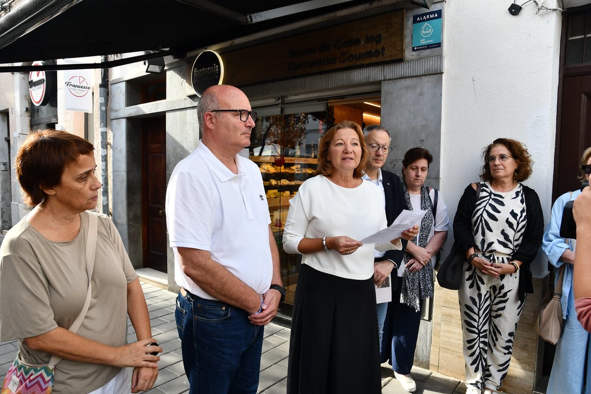 AjSitges's tweet photo. 🌹 Aquest hem matí hem fet l'acte homenatge a 11 persones de Sitges deportades als camps de concentració nazis.
☑️ Hem col·locat nou llambordes en sis punts diferents de la vila, la desena es col·locarà al poble de Garraf i una onzena es posarà a Badalona.
https://t.co/M5chqpzedl https://t.co/hzgYgT3crQ