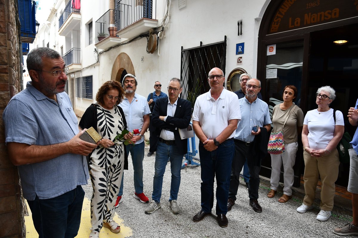 AjSitges's tweet photo. 🌹 Aquest hem matí hem fet l'acte homenatge a 11 persones de Sitges deportades als camps de concentració nazis.
☑️ Hem col·locat nou llambordes en sis punts diferents de la vila, la desena es col·locarà al poble de Garraf i una onzena es posarà a Badalona.
https://t.co/M5chqpzedl https://t.co/hzgYgT3crQ