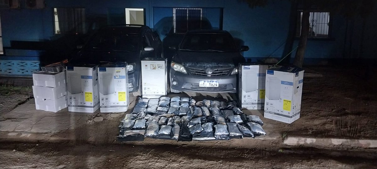 La policía incautó una importante cantidad de droga y nafta de avión en la ciudad de Río Branco.

Según datos extraoficiales en poder de nuestra emisora, tres hombres permanecen detenidos a disposición de las autoridades competentes.

lavozdemelo.com.uy/2025/10/04/la-…