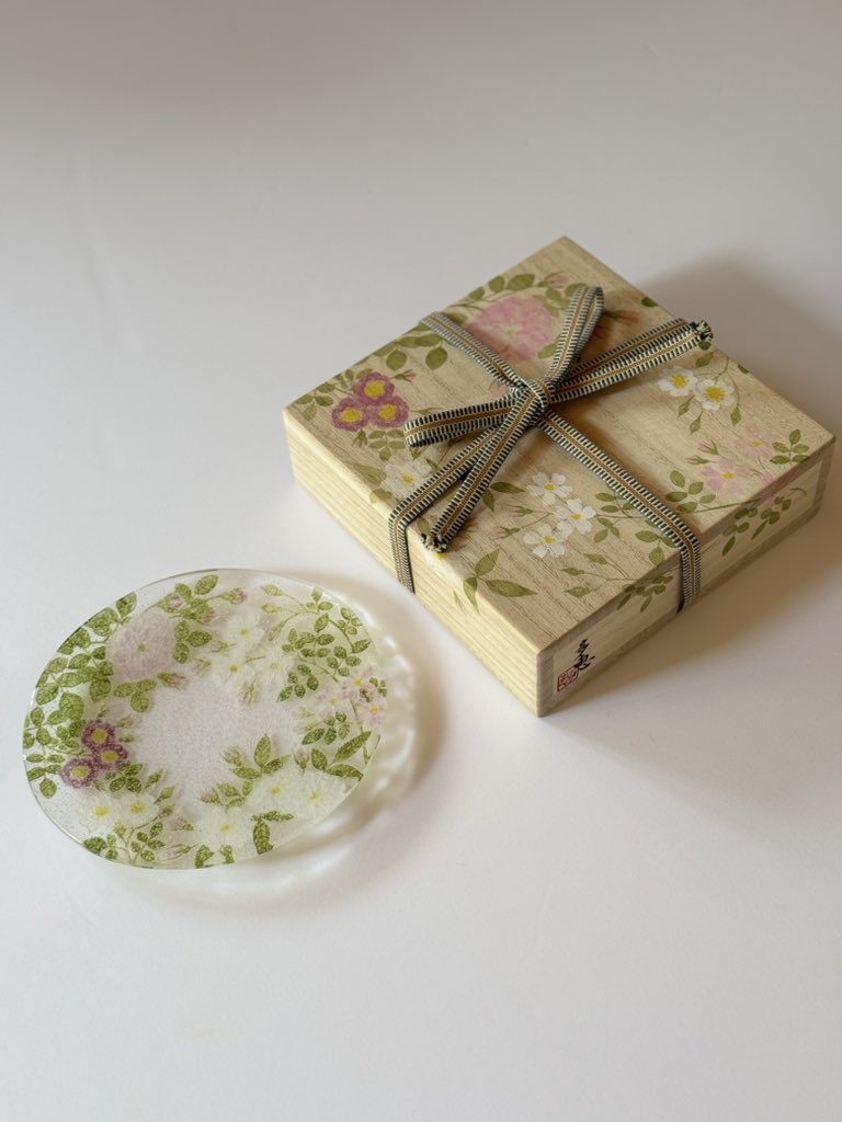 今月末に開催される山陽新聞社主催の『歳末助け合い美術展』に私は鶴丸ループタイ、妻はガラスのプレートを出品します。
チャリティーオークションです。
入札よろしくお願いいたします。